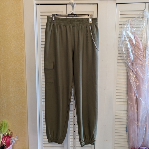 Rue21 Pants - Rue21 Olive Green Ribbed Cargo Joggers with Silver Chain – Size Large